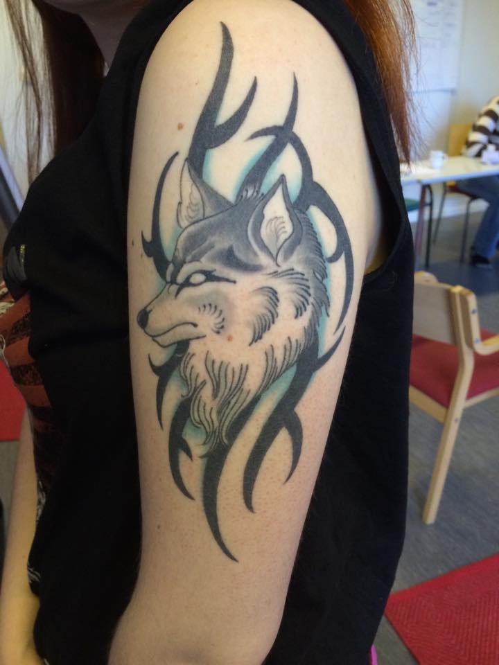 Solja Vuoriranta. Tässä koirasusi tatuointini. Olen aina ollut koiraihminen ja tuntenut itseni yksinäiseksi sudeksi. Tatuointi kuvaa minua. 2013 Max Works, Paradise Tattoo Hki